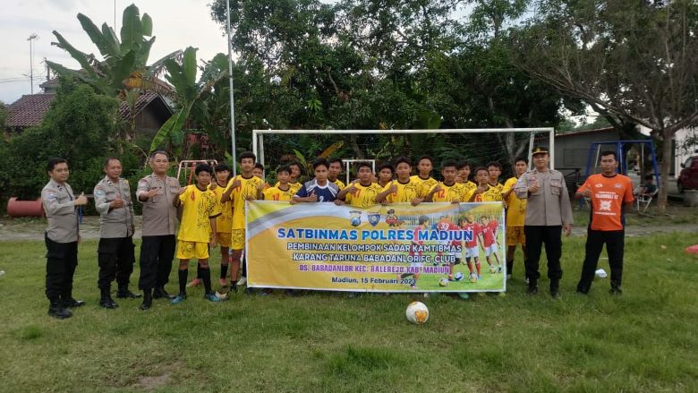 Bantuan Kostum dan Bola Sepak dari Sat Binmas Polres Madiun
