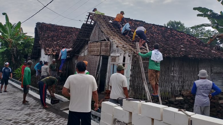 Semangat Gotong Royong Warga Bangkitkan Harapan Mbah Sinem Lewat Bantuan Rehab RTLH